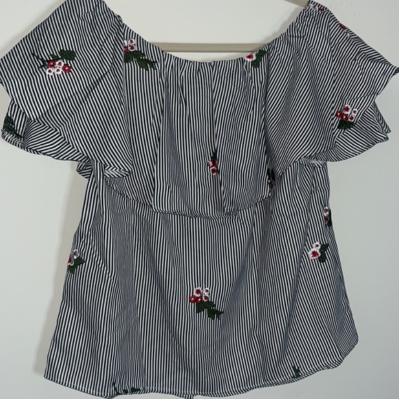 Miss Me NWT black pinstripe with floral embroidered top - Picture 3 of 7